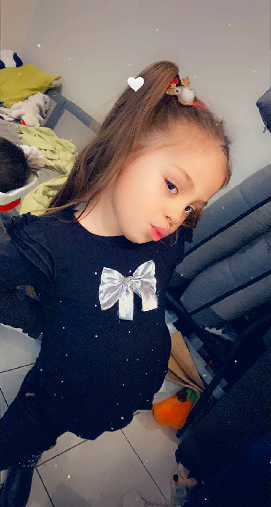 Mélina participe au concours pour gagner de l'argent avec cette photo : baby, baby_toddler_clothing, bow_tie, child_model, costume_accessory, day_dress, embellishment, hair_accessory, hairstyle, head, headband, mouth, overall, person, plush, stuffed_toy, teddy_bear, toddler