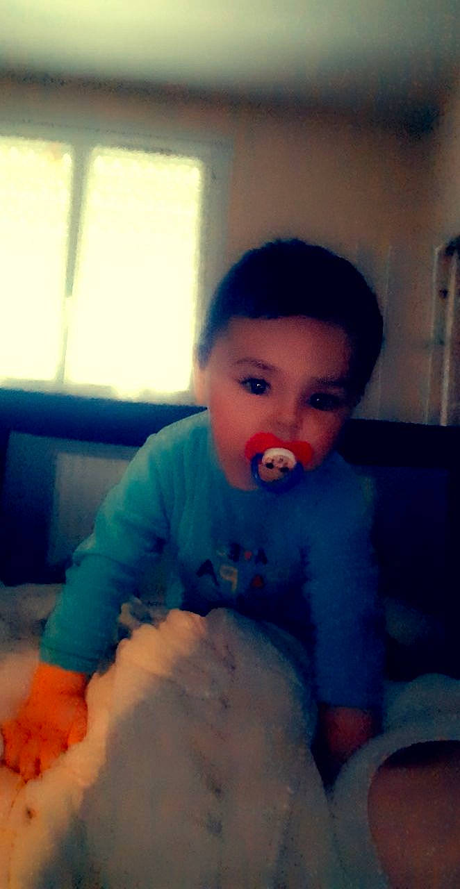 Alessandro participe au concours pour gagner de l'argent avec cette photo : baby, nail, person, window_blind, window_covering