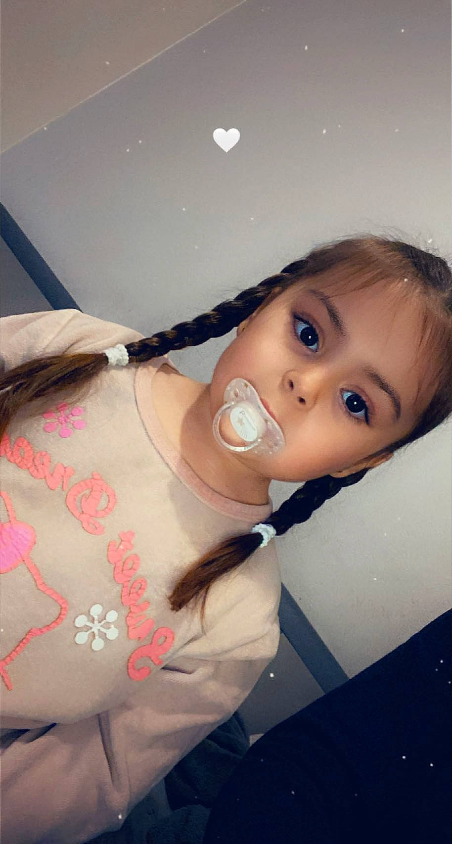 Jùlia a rejoint le concours — aidez-le/la à gagner de superbes lots ! baby, baby_products, baby_toddler_clothing, cheek, child, curious, eye, eyelash, person, toddler