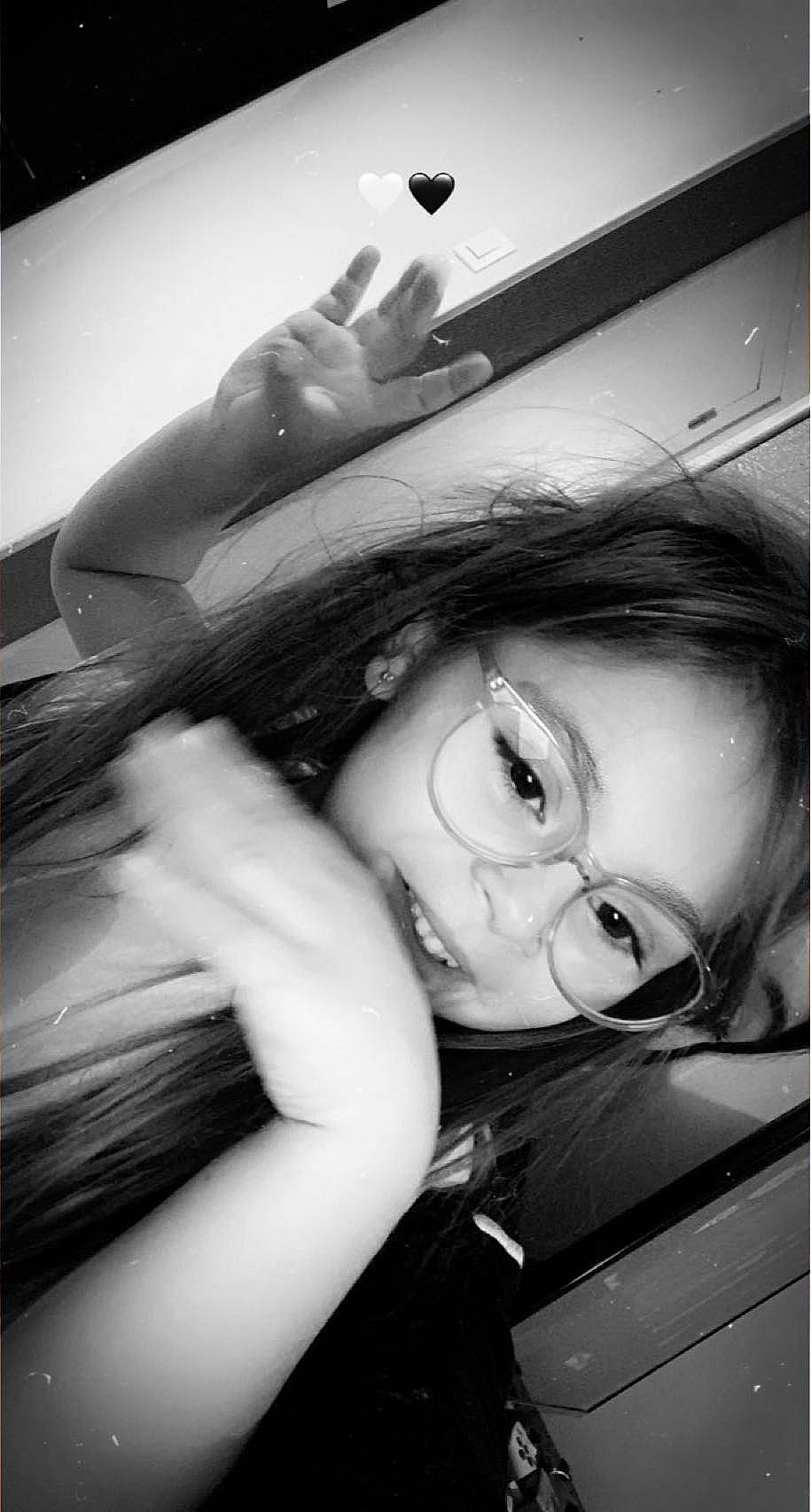 Mélina a rejoint le concours — aidez-le/la à gagner de superbes lots ! black_hair, communication_device, cool, eye_glass_accessory, eyebrow, eyelash, finger, glasses, hairstyle, hand, mobile_phone, nail, person, portable_communications_device, selfie, smartphone, snapshot, telephone, telephony, vision_care