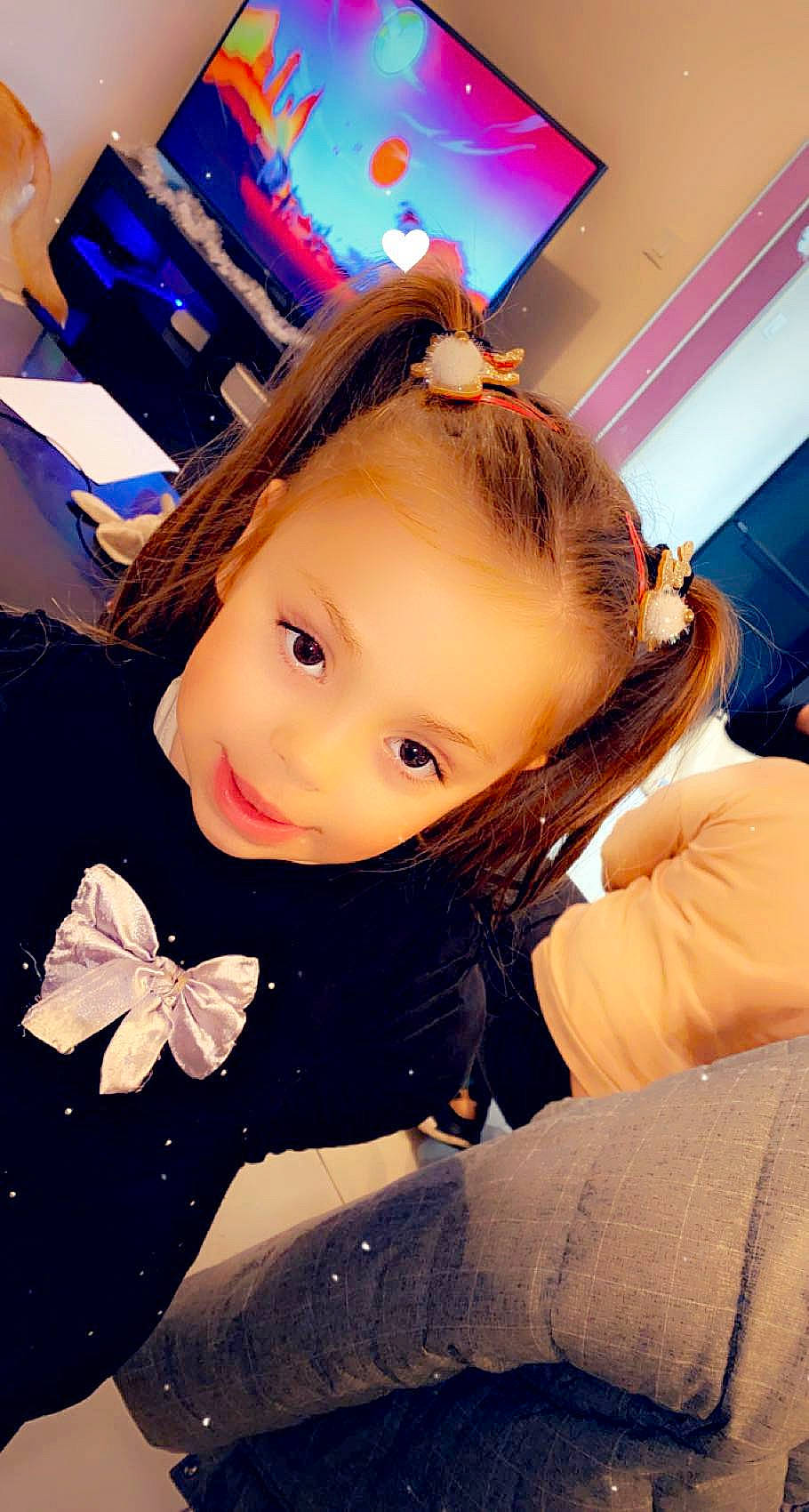 Mélina a rejoint le concours — aidez-le/la à gagner de superbes lots ! arthropod, brown_hair, butterfly, curious, hairstyle, insect, invertebrate, moth, moths_and_butterflies, person, pollinator, toddler, wing