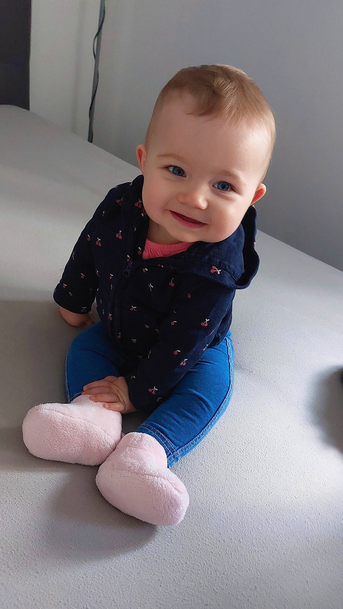 Stella a rejoint le concours — aidez-le/la à gagner de superbes lots ! arm, baby_toddler_clothing, cheek, comfort, finger, floor, flooring, hair, human_body, iris, joint, joy, knee, leg, mouth, neck, nose, person, skin, sleeve