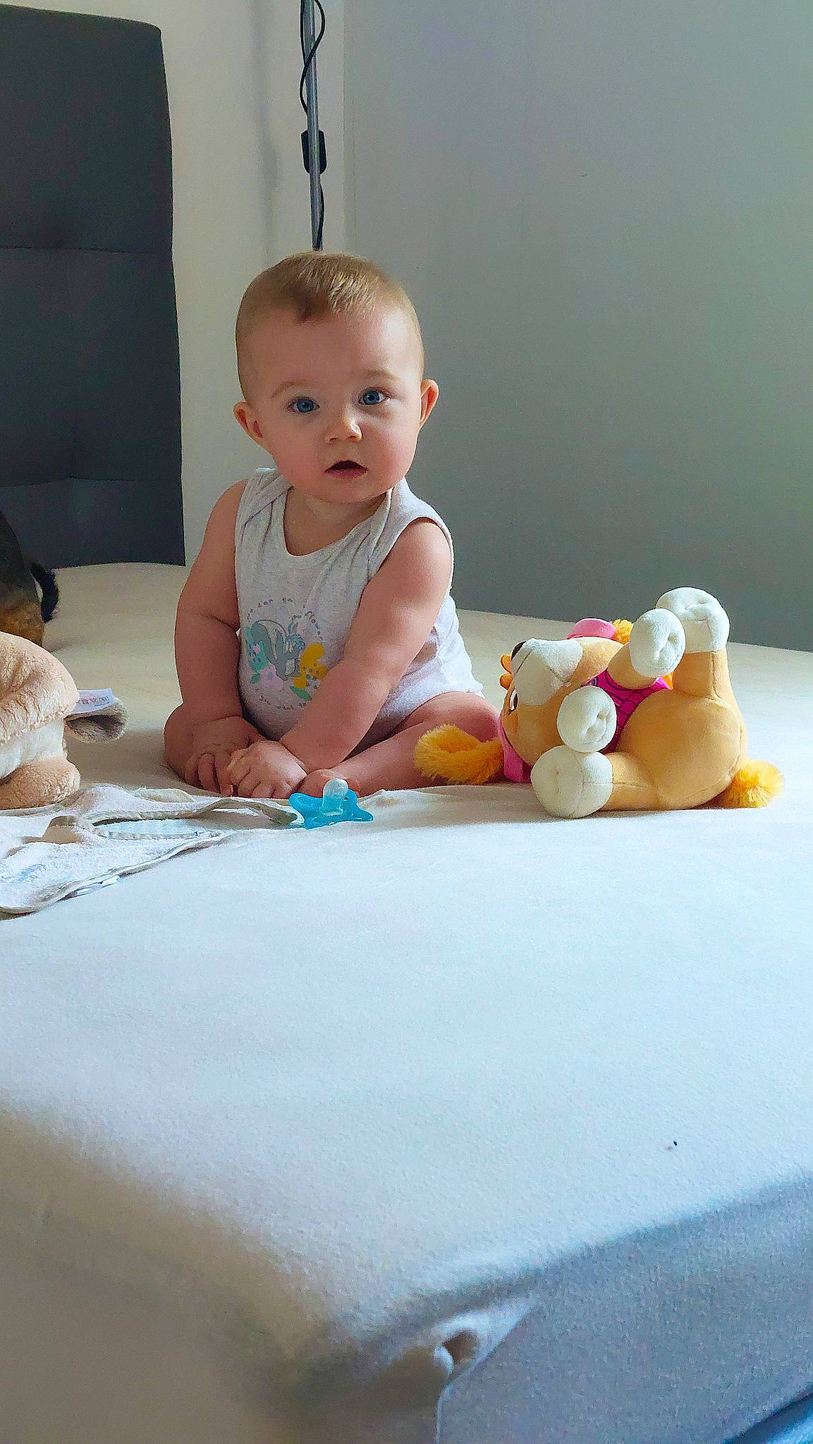 Stella participe au concours pour gagner de l'argent avec cette photo : baby, baby_toddler_clothing, cheek, child, comfort, event, eye, flooring, foot, fun, human_leg, iris, knee, linens, person, room, sitting, skin, table, thigh