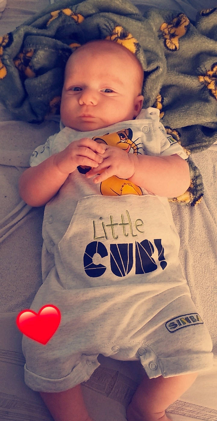 Dylan participe au concours pour gagner de l'argent avec cette photo : arm, baby, baby_products, baby_toddler_clothing, blue, cheek, child, cool, nose, person, play, product, skin, sleeve, smile, t_shirt, textile, toddler