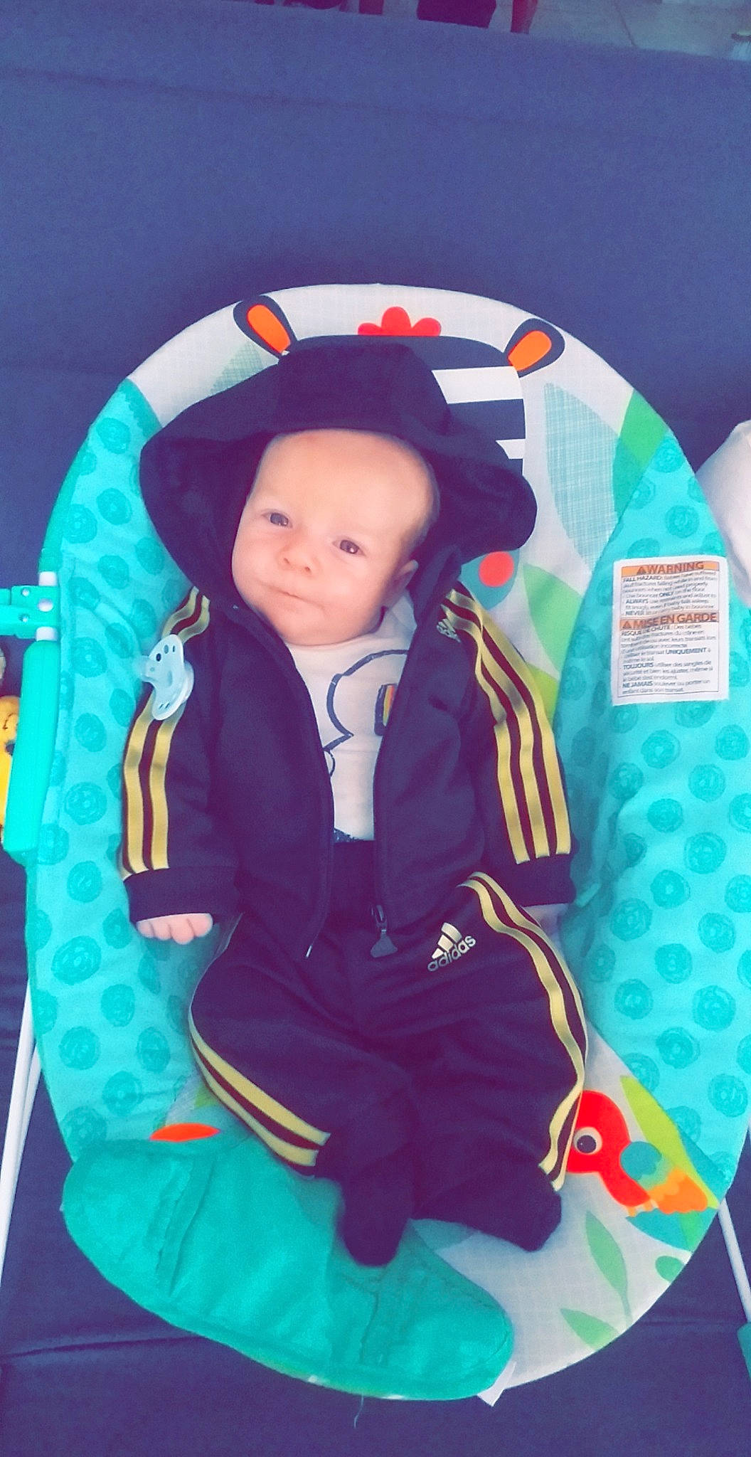 Dylan participe au concours pour gagner de l'argent avec cette photo : baby, black_hair, child, illustration, person, product, toddler