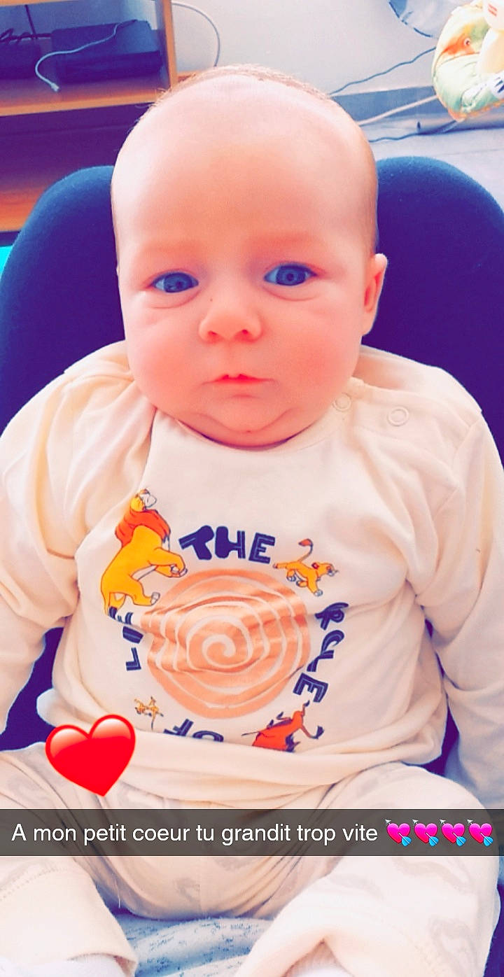 Dylan participe au concours pour gagner de l'argent avec cette photo : baby, cheek, child, face, head, nose, person, play, smile, toddler, tummy_time