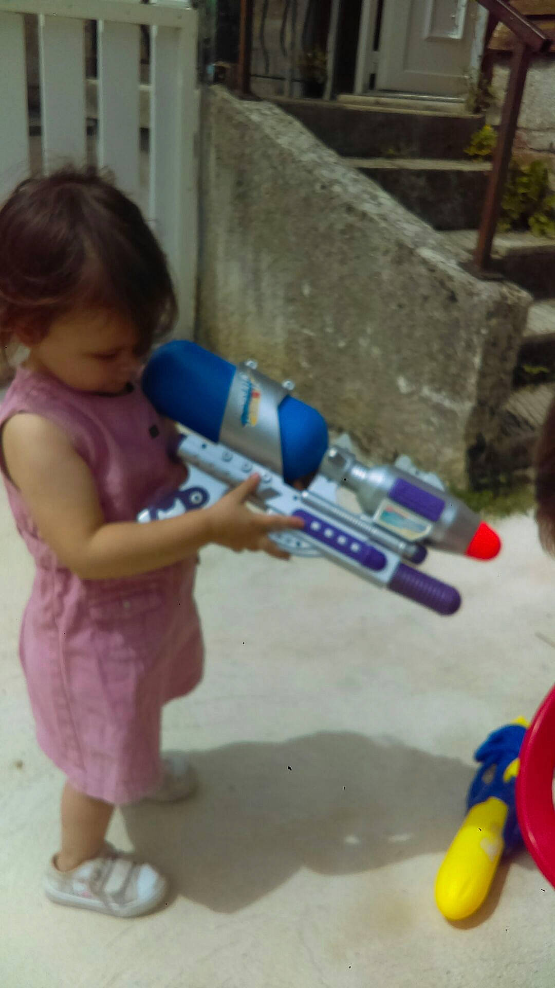 Alice participe au concours pour gagner de l'argent avec cette photo : baby, baby_products, baby_toddler_clothing, baby_toys, child, drinkware, electric_blue, event, fun, leisure, person, plastic, plastic_bottle, play, recreation, sandal, toddler, under_exposed, vacation, water