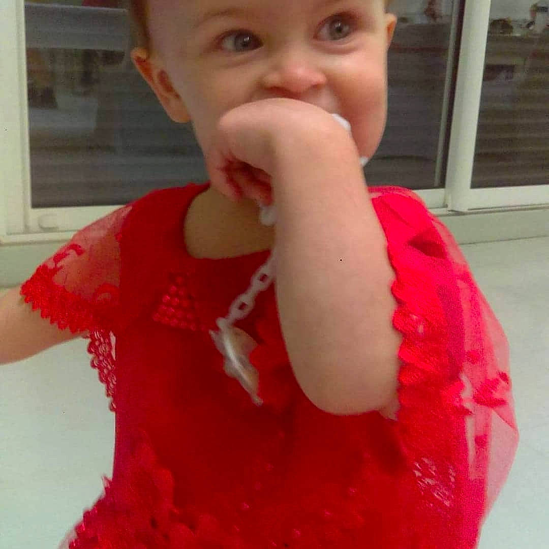 Alice a rejoint le concours — aidez-le/la à gagner de superbes lots ! baby_toddler_clothing, cheek, dress, eye, face, facial_expression, finger, gesture, happy, head, headwear, human_body, iris, lip, mouth, neck, nose, organ, person, shoulder