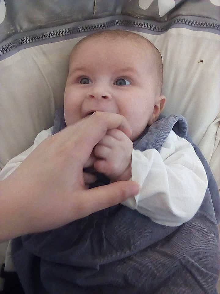 Alice a rejoint le concours — aidez-le/la à gagner de superbes lots ! baby, baby_products, birth, cheek, child, eye, face, facial_expression, finger, gesture, hand, head, mouth, nose, person, product, skin, sleep, smile, thumb