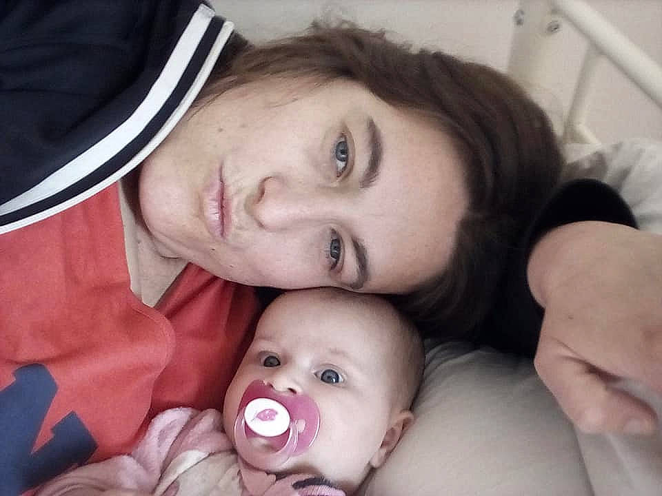 Alice participe au concours pour gagner de l'argent avec cette photo : baby, beauty, bedtime, birth, cheek, child, eye, face, gesture, hand, happy, head, joy, lip, mother, mouth, nose, person, selfie, skin