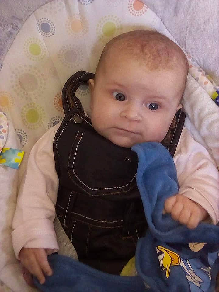 Alice participe au concours pour gagner de l'argent avec cette photo : baby, baby_products, cheek, child, eye, face, head, iris, lip, nose, person, product, sitting, skin, toddler