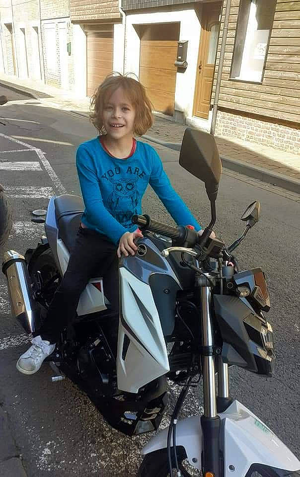 Lindsay a rejoint le concours — aidez-le/la à gagner de superbes lots ! auto_part, automotive_design, automotive_exterior, automotive_lighting, automotive_tire, automotive_wheel_system, fender, headlamp, joy, mode_of_transport, motor_vehicle, outerwear, person, recreation, rim, smile, spoke, street_fashion, tire, vehicle