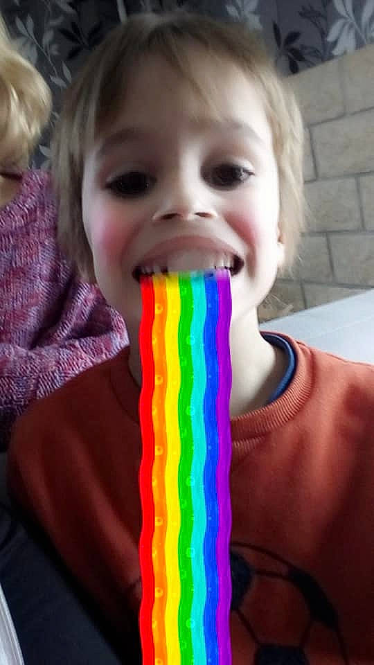 Evan a rejoint le concours — aidez-le/la à gagner de superbes lots ! child, confectionery, food, mouth, neck, person, smile, toddler