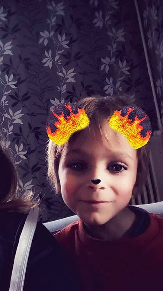 Evan participe au concours pour gagner de l'argent avec cette photo : art, child, cool, face, head, headgear, orange, person, photography, plant, portrait, selfie, smile, yellow