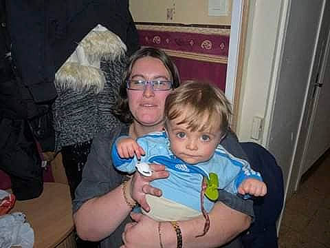 Lucas a rejoint le concours — aidez-le/la à gagner de superbes lots ! baby, child, daughter, family, father, finger, grandparent, mother, person, play, sitting, smile, toddler