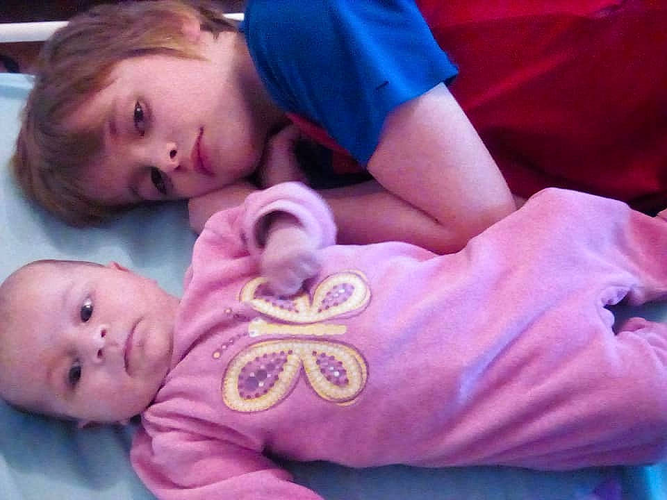 Lucas a rejoint le concours — aidez-le/la à gagner de superbes lots ! arm, baby, bedtime, birth, cheek, child, ear, nose, person, sleep, smile, toddler