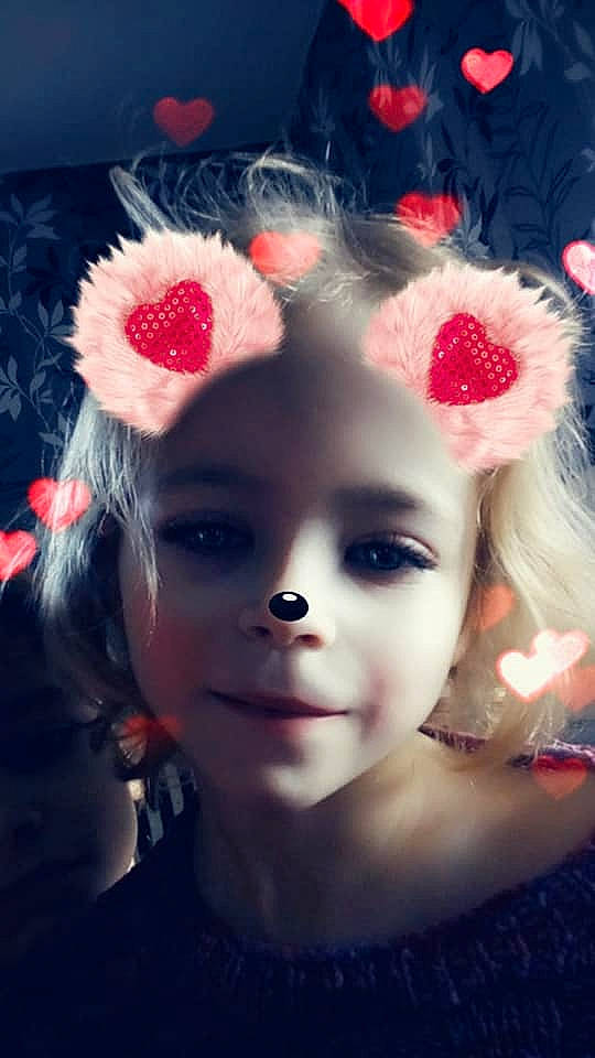 Lindsay participe au concours pour gagner de l'argent avec cette photo : beauty, child, ear, face, fashion_accessory, flower, fur, hair, hair_accessory, head, headgear, headpiece, lip, nose, person, petal, photography, pink, plant, red
