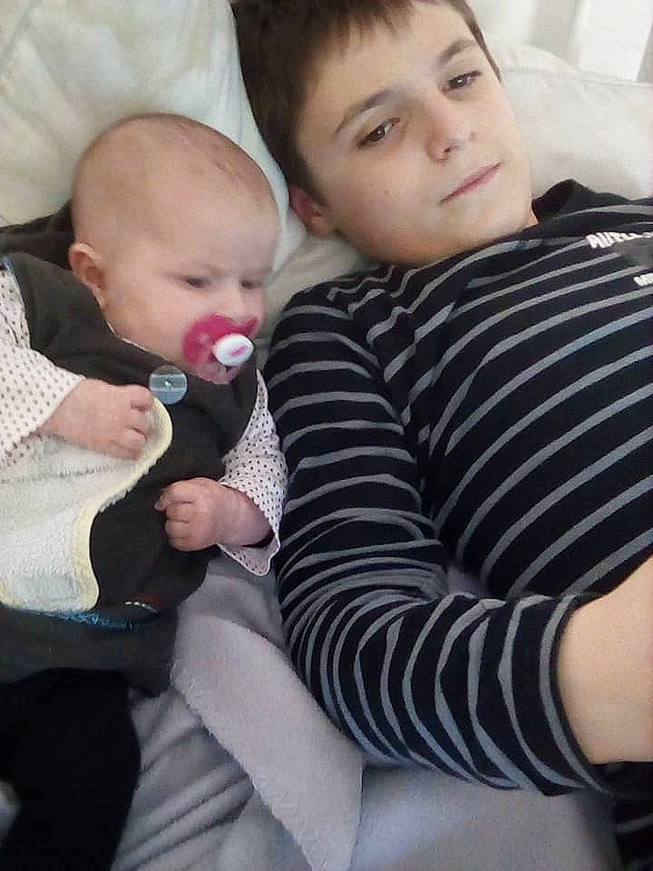 Sebastien a rejoint le concours — aidez-le/la à gagner de superbes lots ! baby, cheek, child, daughter, finger, head, joy, person, skin, toddler