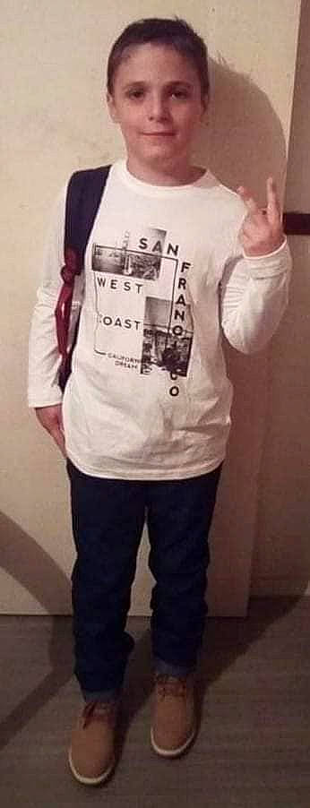 Sebastien a rejoint le concours — aidez-le/la à gagner de superbes lots ! arm, clothing, cool, denim, footwear, jeans, long_sleeved_t_shirt, outerwear, person, pocket, shirt, shoulder, sleeve, t_shirt, top, white