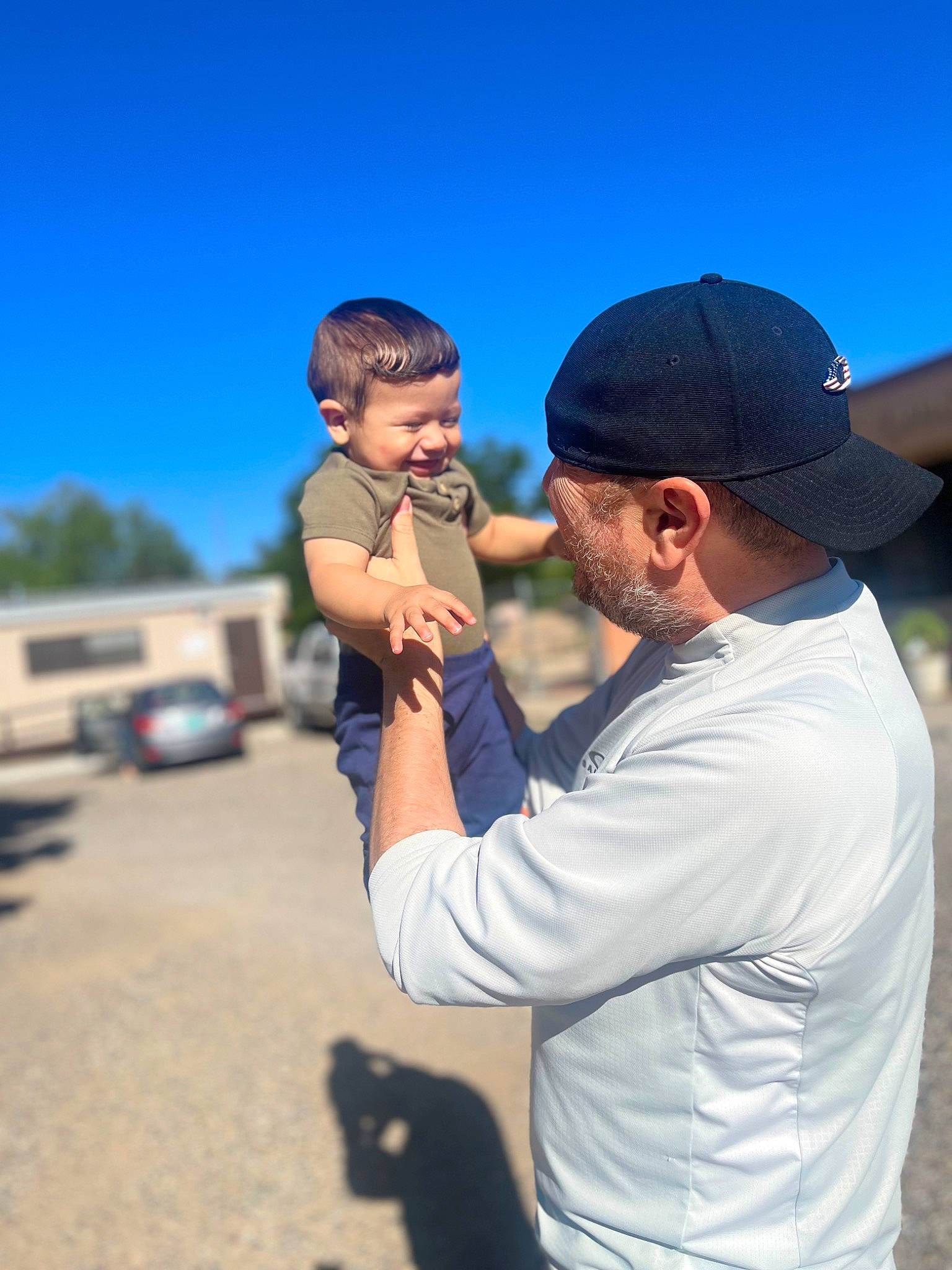 Enrique is registered to the contest to win money with this photo: asphalt, baseball_cap, cap, car, competition_event, electric_blue, event, fun, gesture, glove, happy, hat, landscape, leisure, person, recreation, sky, t_shirt, travel, tree