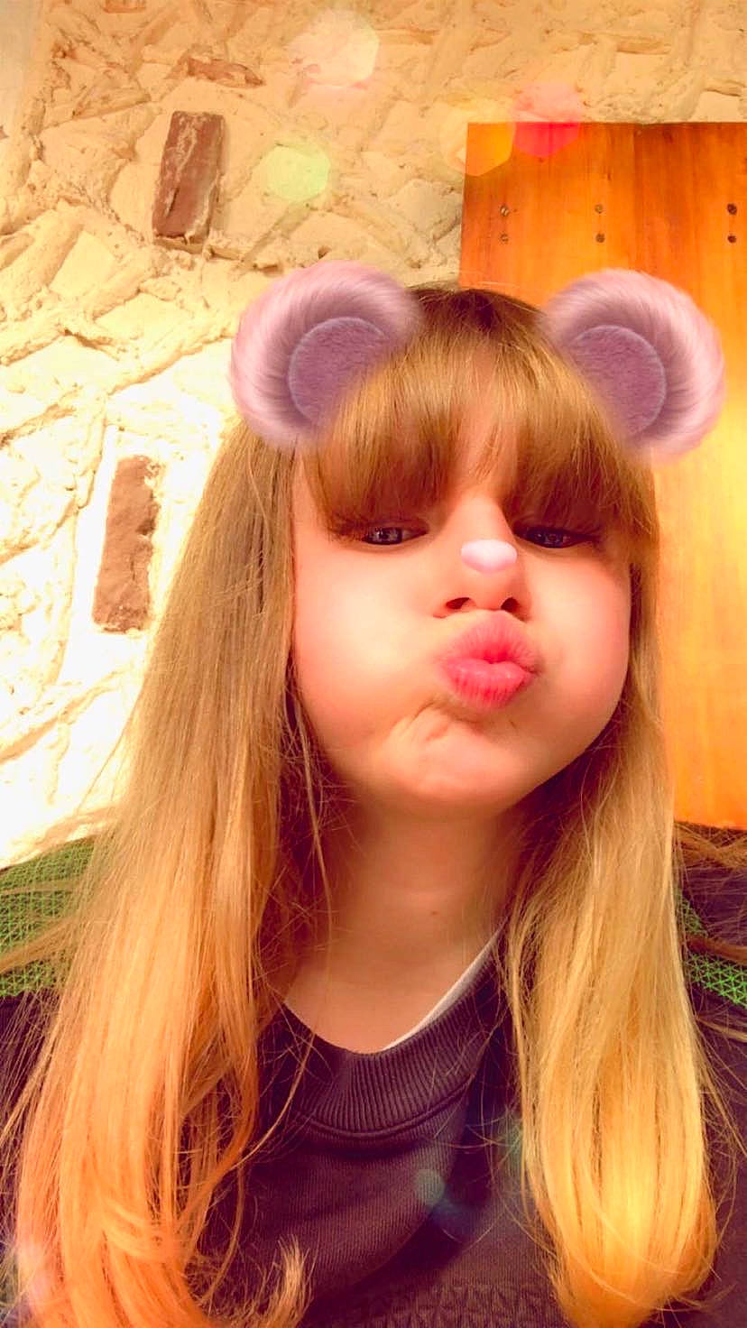 Laura a rejoint le concours — aidez-le/la à gagner de superbes lots ! bangs, beauty, blond, brown_hair, cheek, child_model, ear, eye, eyelash, face, fashion_accessory, hair, hair_coloring, hairstyle, headgear, hime_cut, lip, long_hair, nose, person