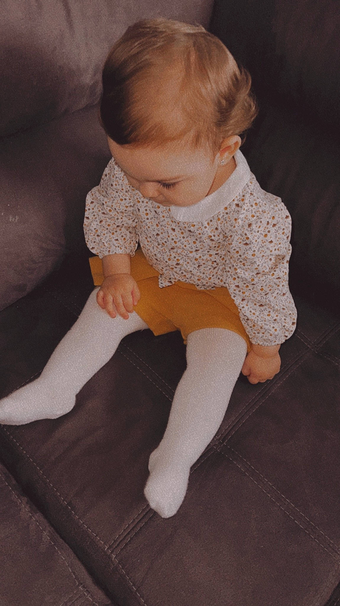 Tessia participe au concours pour gagner de l'argent avec cette photo : baby_toddler_clothing, comfort, dress, eye, finger, flash_photography, floor, flooring, hair, head, human_body, iris, joint, knee, leg, person, skin, sleeve, sock, thigh