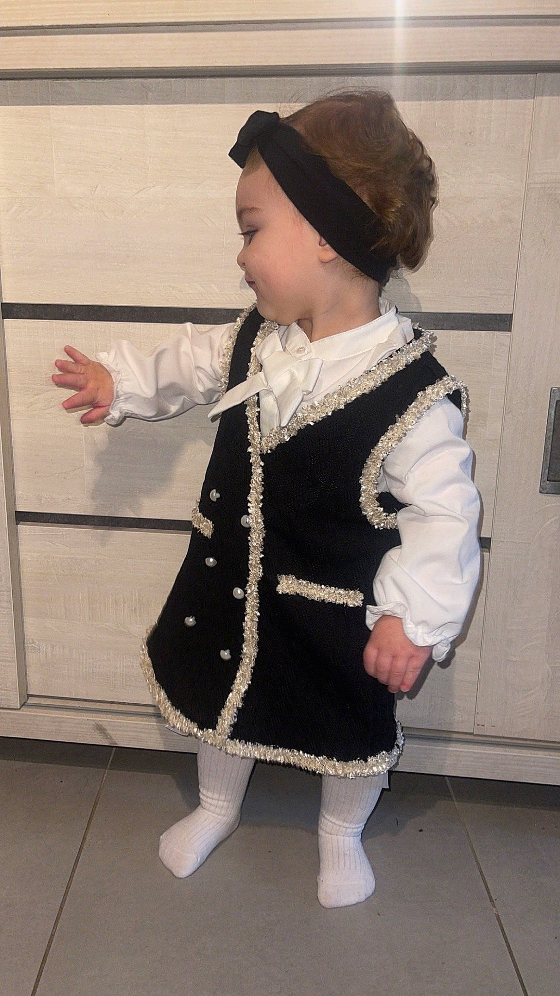 Tessia participe au concours pour gagner de l'argent avec cette photo : art, baby_toddler_clothing, cap, embellishment, fashion_accessory, fur, hat, headgear, human_leg, jewellery, knee, neck, pattern, person, sleeve, sock, toddler, uniform, waist, wool