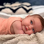 Lizéa a rejoint le concours — aidez-le/la à gagner de superbes lots ! adorable, baby, blanket, child, closeup, cozy, cute, expression, eyes, face, indoor, infant, lying_down, peach_clothing, portrait, resting, skin, sleeping, soft, young