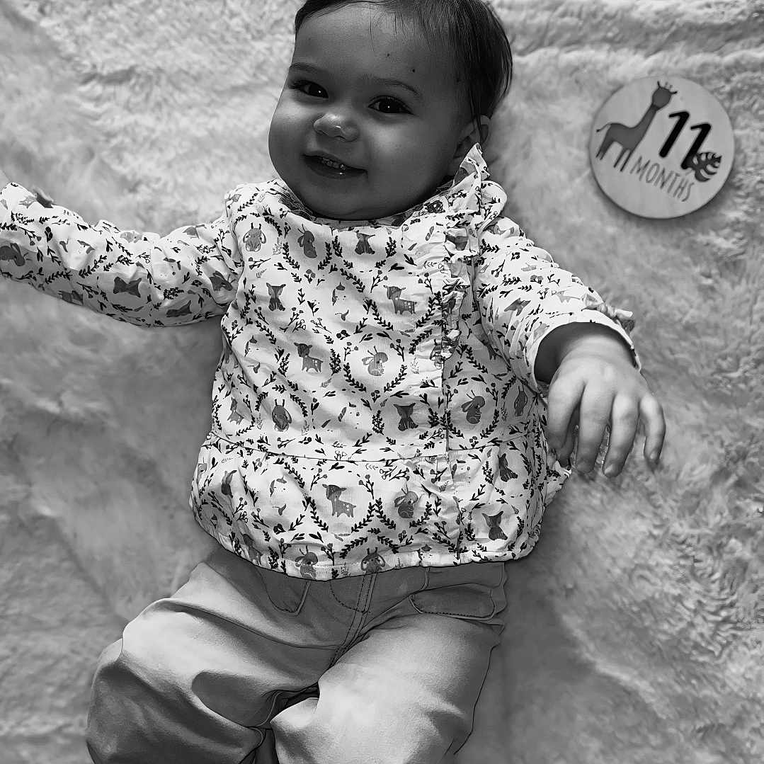 Lizéa a rejoint le concours — aidez-le/la à gagner de superbes lots ! baby, baby_boy, baby_girl, black_and_white, blanket, child, clothing, cute, giraffe, happy, indoor, infant, lying_down, milestone_card, one_child, pants, patterned_top, portrait, smiling, young_child