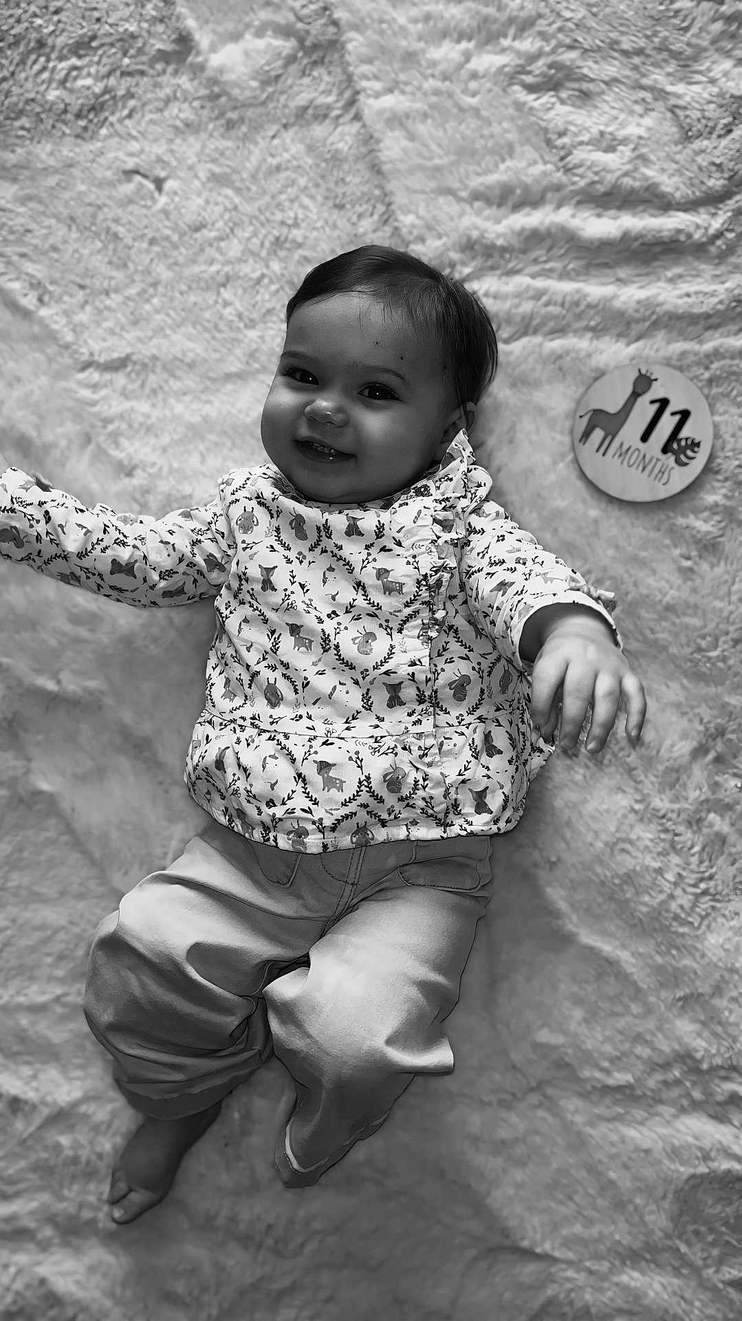 Lizéa a rejoint le concours — aidez-le/la à gagner de superbes lots ! baby, baby_boy, baby_girl, black_and_white, blanket, child, clothing, cute, giraffe, happy, indoor, infant, lying_down, milestone_card, one_child, pants, patterned_top, portrait, smiling, young_child