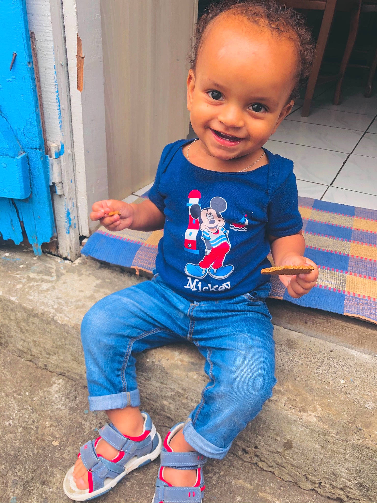 Jahyann participe au concours pour gagner de l'argent avec cette photo : azure, baby, baby_toddler_clothing, blue, child, cool, denim, electric_blue, hand, joint, joy, mouth, person, pocket, sock, standing, t_shirt, toddler, walking_shoe