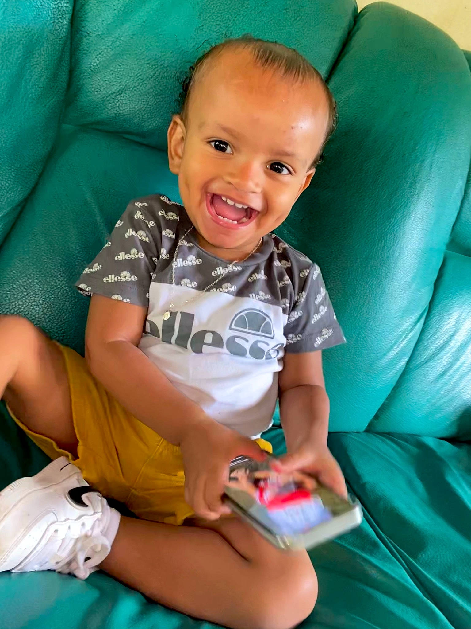 Jahyann a rejoint le concours — aidez-le/la à gagner de superbes lots ! arm, azure, baby, baby_toddler_clothing, child, comfort, couch, finger, flash_photography, fun, hand, happy, head, joy, lap, leisure, person, skin, smile, t_shirt