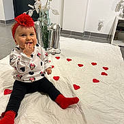 Thaïs participe au concours pour gagner de l'argent avec cette photo : baby, balloon, celebration, child, clothing, cute, decorative_leaves, floor, happy, heart_shapes, indoor, minnie_mouse, number_1, portrait, red_headband, red_socks, sitting, smiling, vase, white_sheet