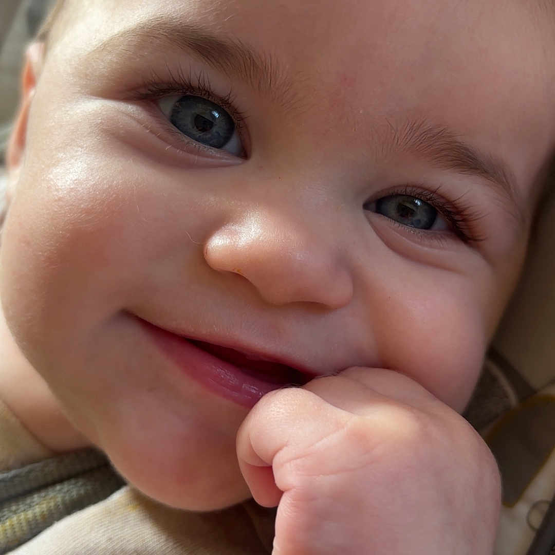 Lénah Rosa participe au concours pour gagner de l'argent avec cette photo : baby, blue_eyes, child, close_up, cute, expression, face, fist, hair, hand, happy, human, infant, natural_light, person, portrait, skin, smile, soft, young
