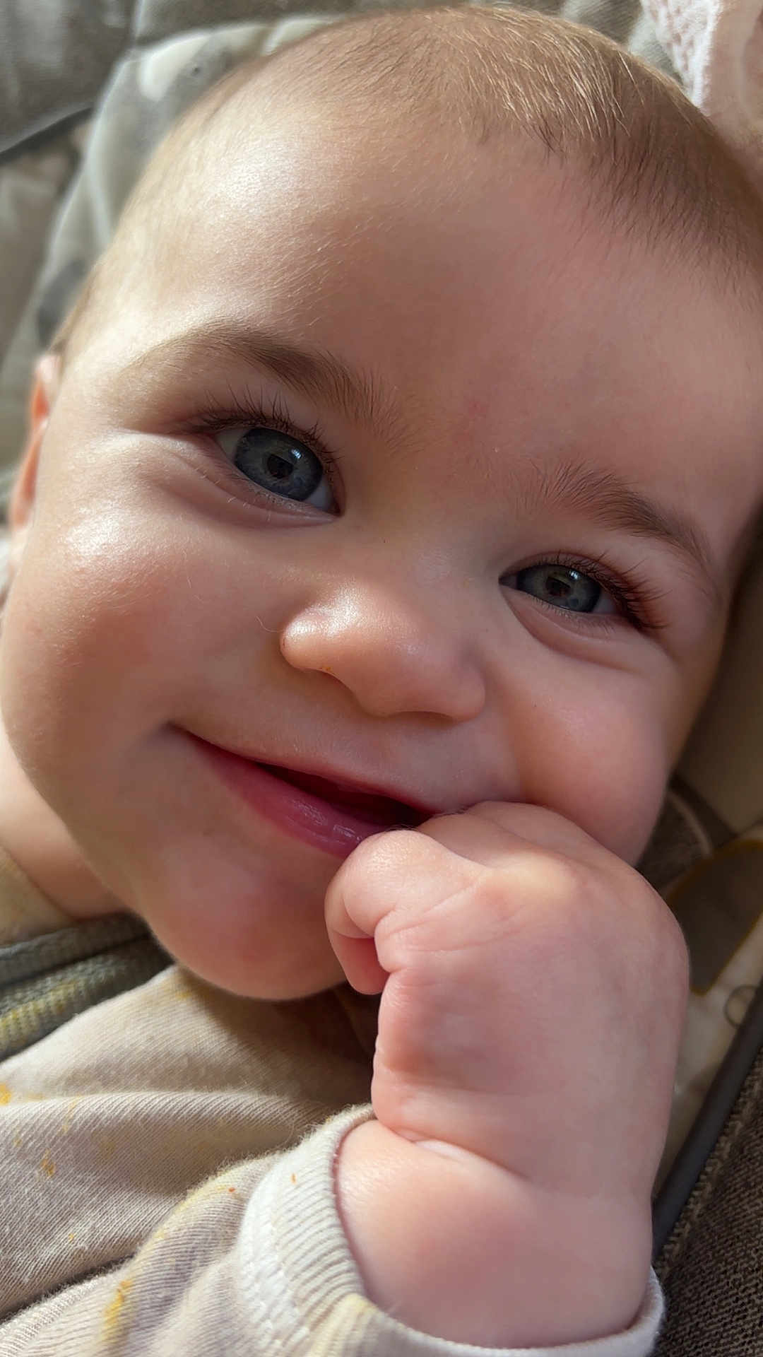 Lénah Rosa participe au concours pour gagner de l'argent avec cette photo : baby, close_up, face, blue_eyes, smile, hand, fist, skin, hair, infant, cute, child, portrait, expression, natural_light, young, human, person, soft, happy