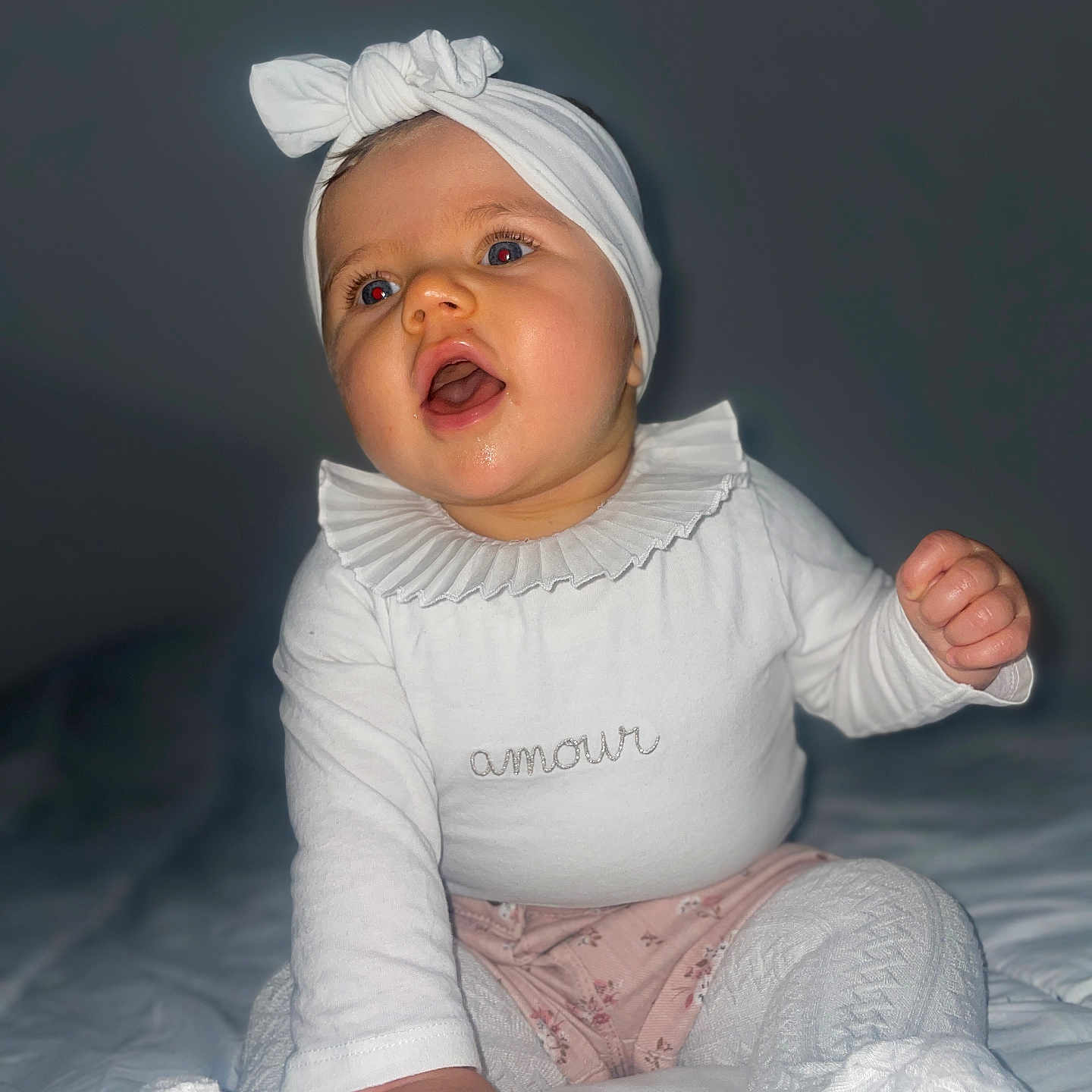 Juliana participe au concours pour gagner de l'argent avec cette photo : baby, babylaughing, bodypart, bonnet, clothing, face, finger, hand, happy, hat, head, newborn, pants, person, photography, portrait, sitting, smile