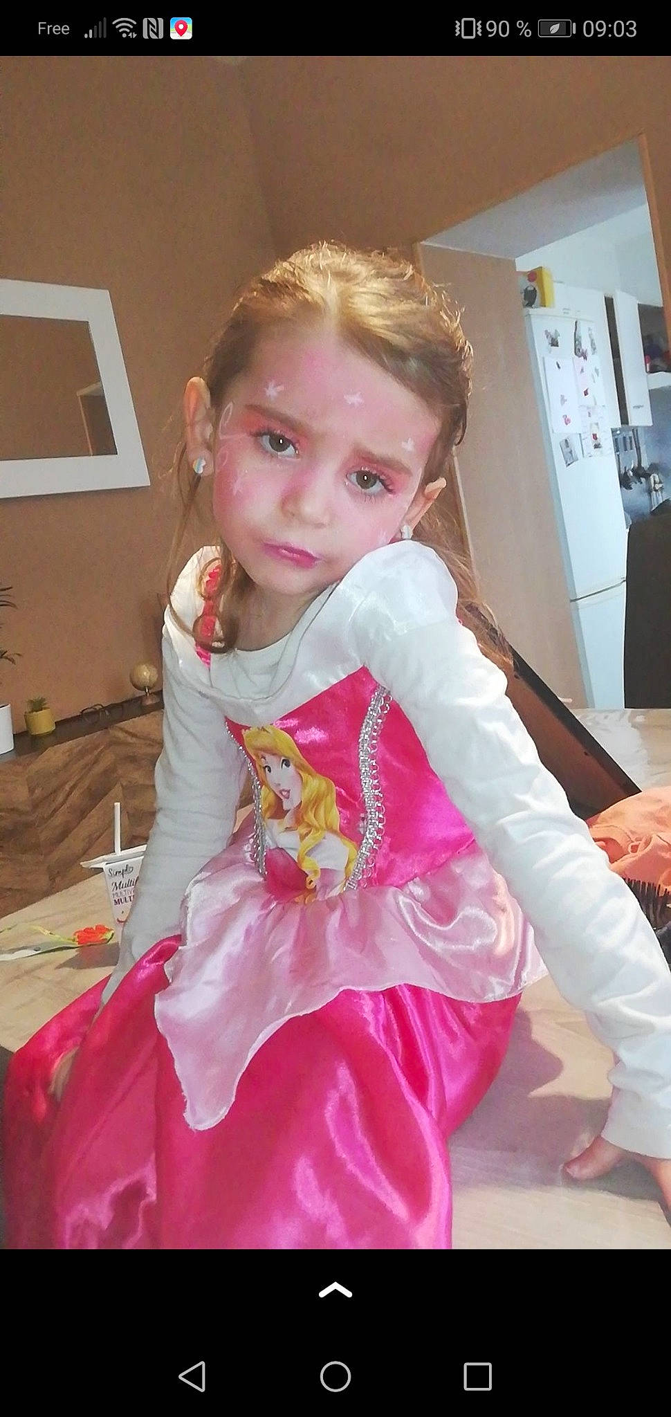 Elsa a rejoint le concours — aidez-le/la à gagner de superbes lots ! baby_products, baby_toddler_clothing, child, costume, dress, embellishment, event, fashion_design, fun, hairstyle, happy, kitchen_appliance, magenta, peach, person, pink, play, satin, sitting, sleeve