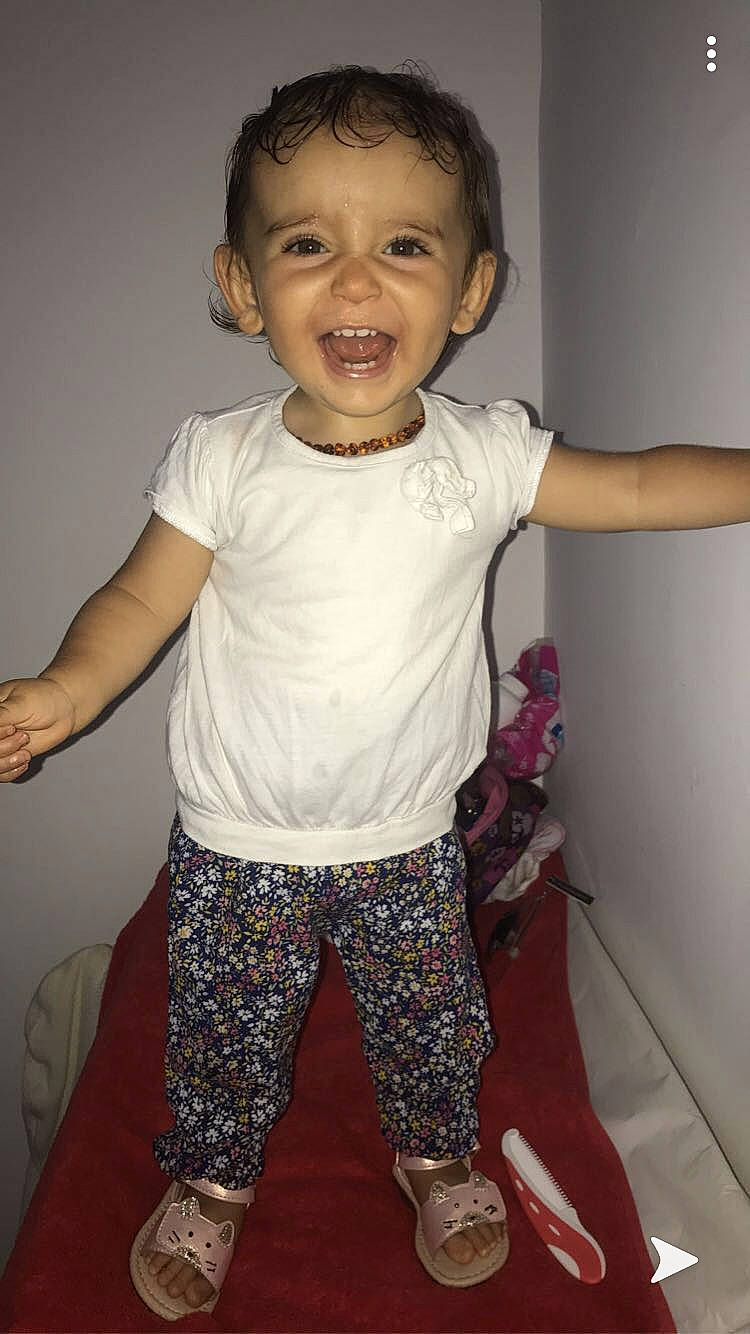 Elsa participe au concours pour gagner de l'argent avec cette photo : arm, baby_toddler_clothing, cheek, child, person, smile, standing, toddler