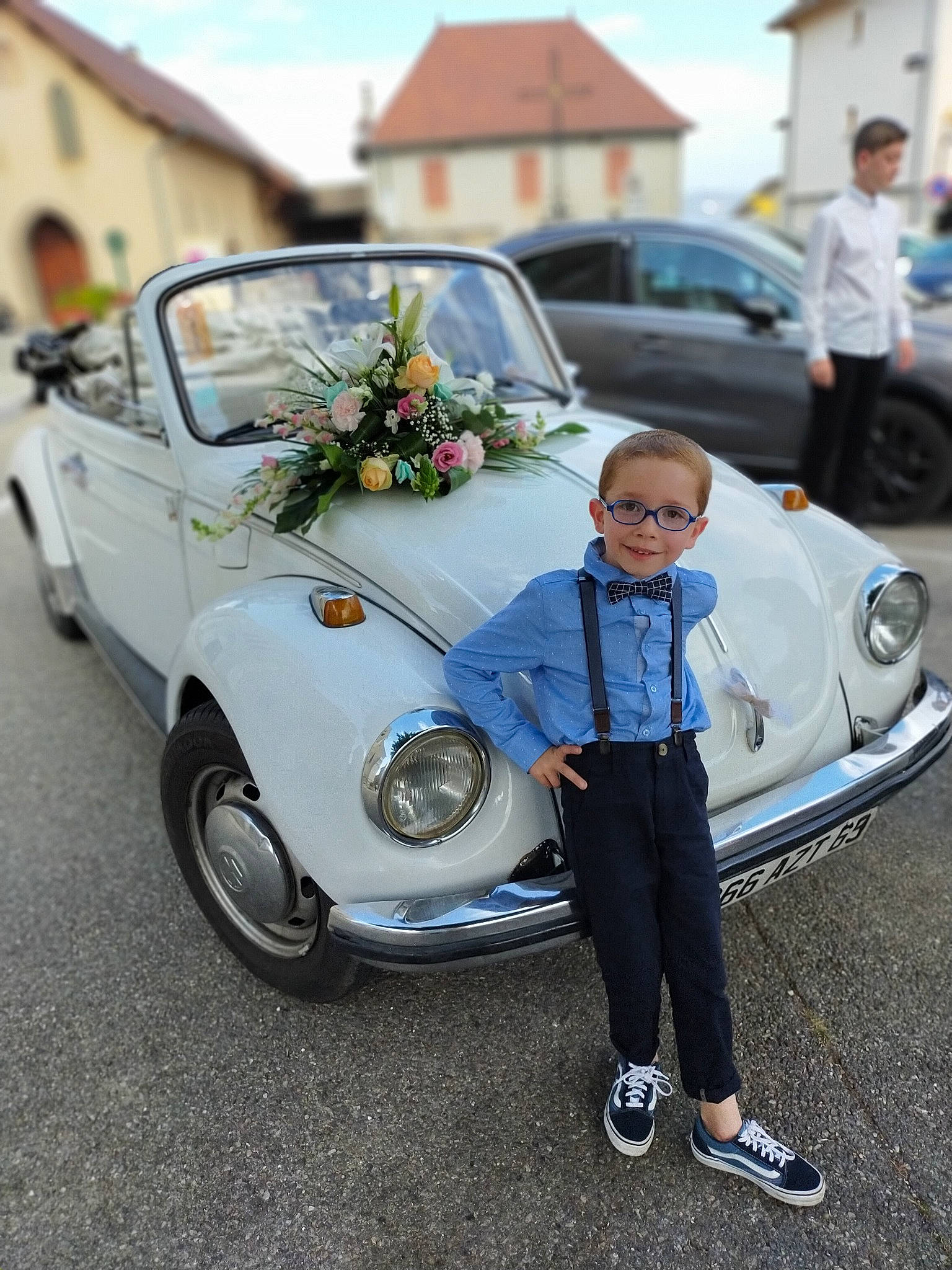 Enzo participe au concours pour gagner de l'argent avec cette photo : automotive_design, automotive_exterior, blurred, bumper, car, classic, classic_car, flower, happy, hood, joy, land_vehicle, motor_vehicle, person, plant, rim, sky, street_fashion, tire, vehicle