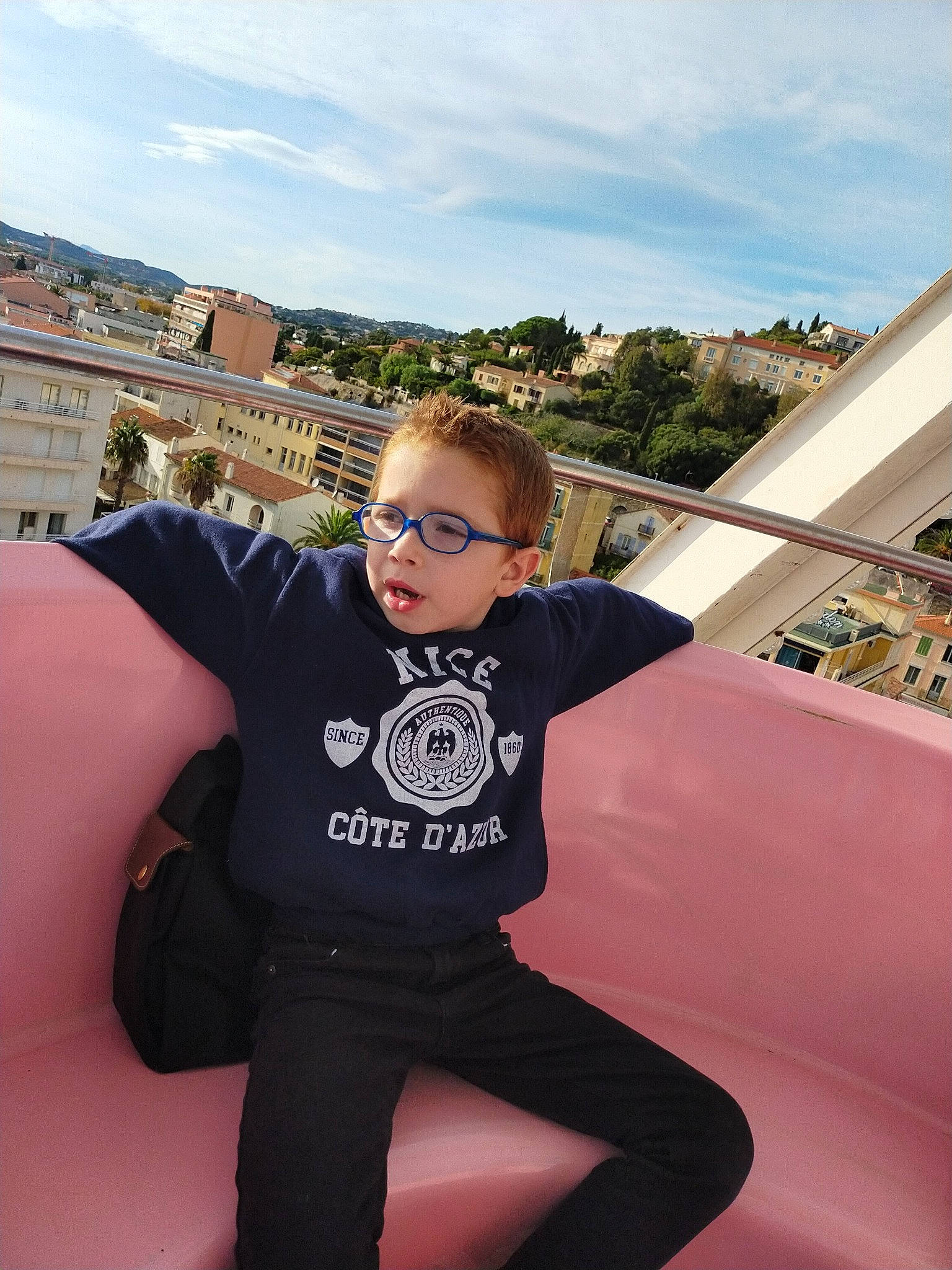 Enzo a rejoint le concours — aidez-le/la à gagner de superbes lots ! architecture, arm, blue, clothing, eyewear, face, fun, glasses, goggles, green, hair, head, human, leg, person, product, recreation, sitting, sportswear, tourism