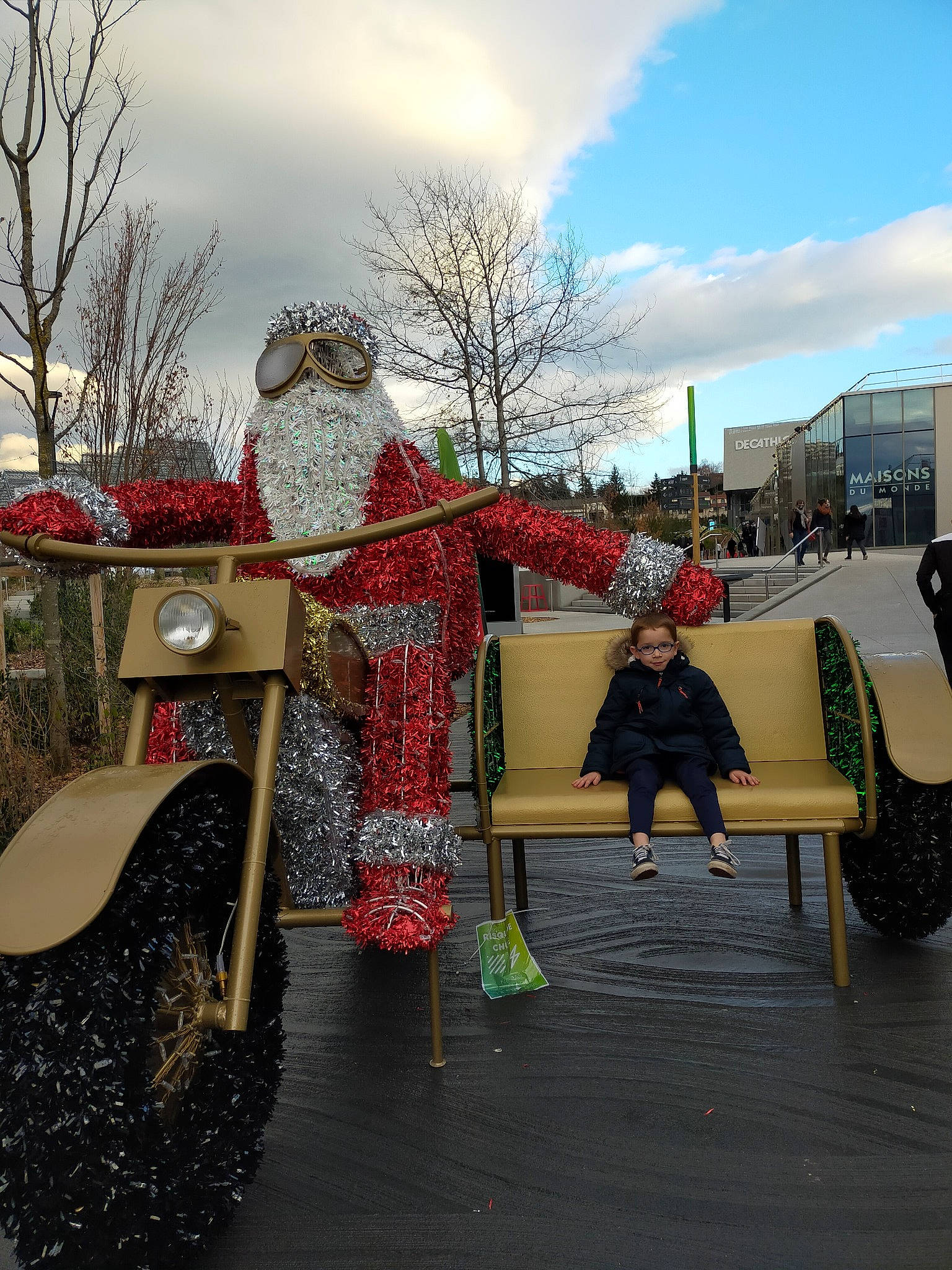 Enzo participe au concours pour gagner de l'argent avec cette photo : chair, christmas, city, cloud, event, fawn, freezing, grass, leisure, pedestrian, person, plant, road, sidewalk, sitting, sky, street, street_fashion, travel, tree