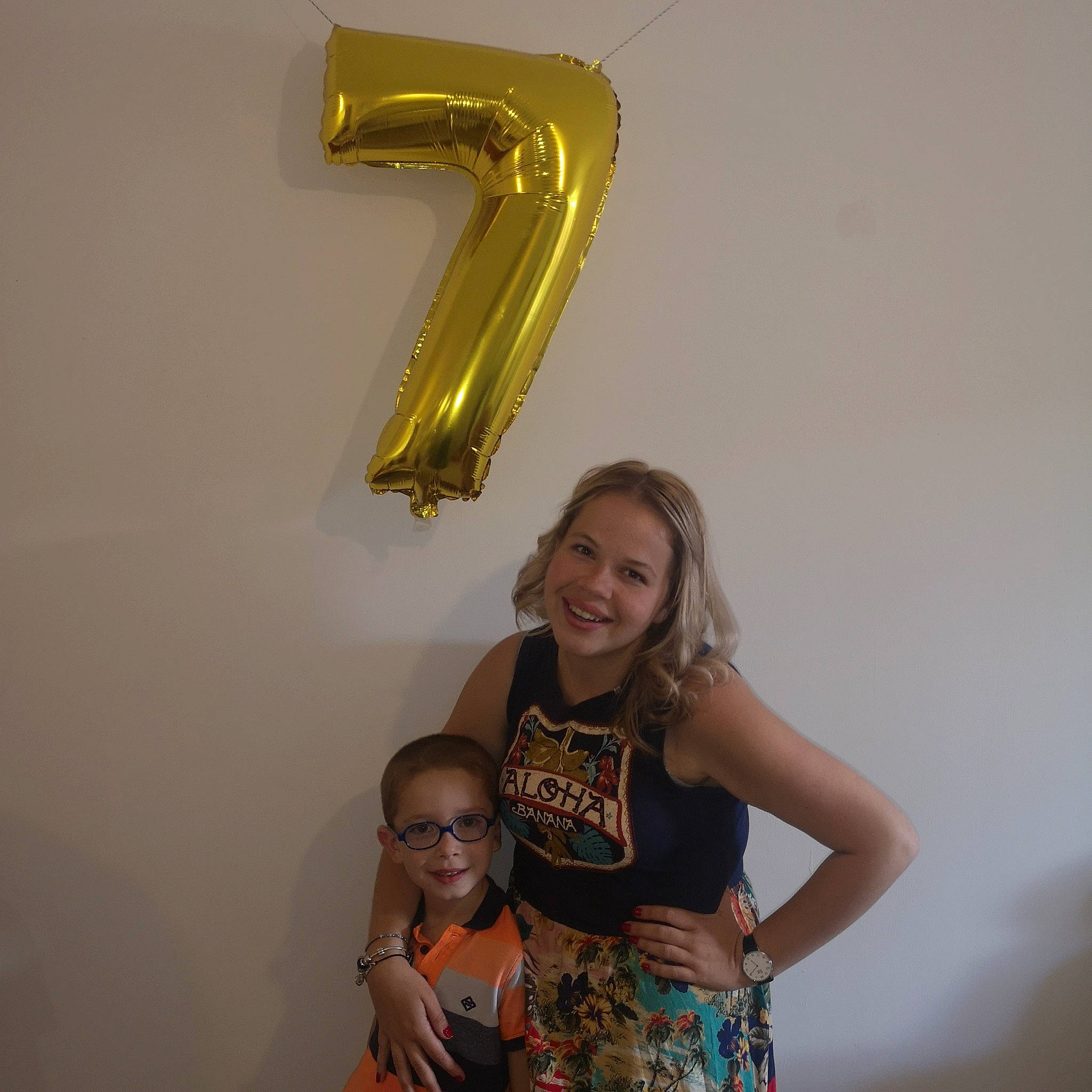 Enzo participe au concours pour gagner de l'argent avec cette photo : arm, blue, brass_instrument, clothing, eye, face, finger, fun, green, hair, head, human, joy, lighting, people, person, product, room, smile, vertebrate