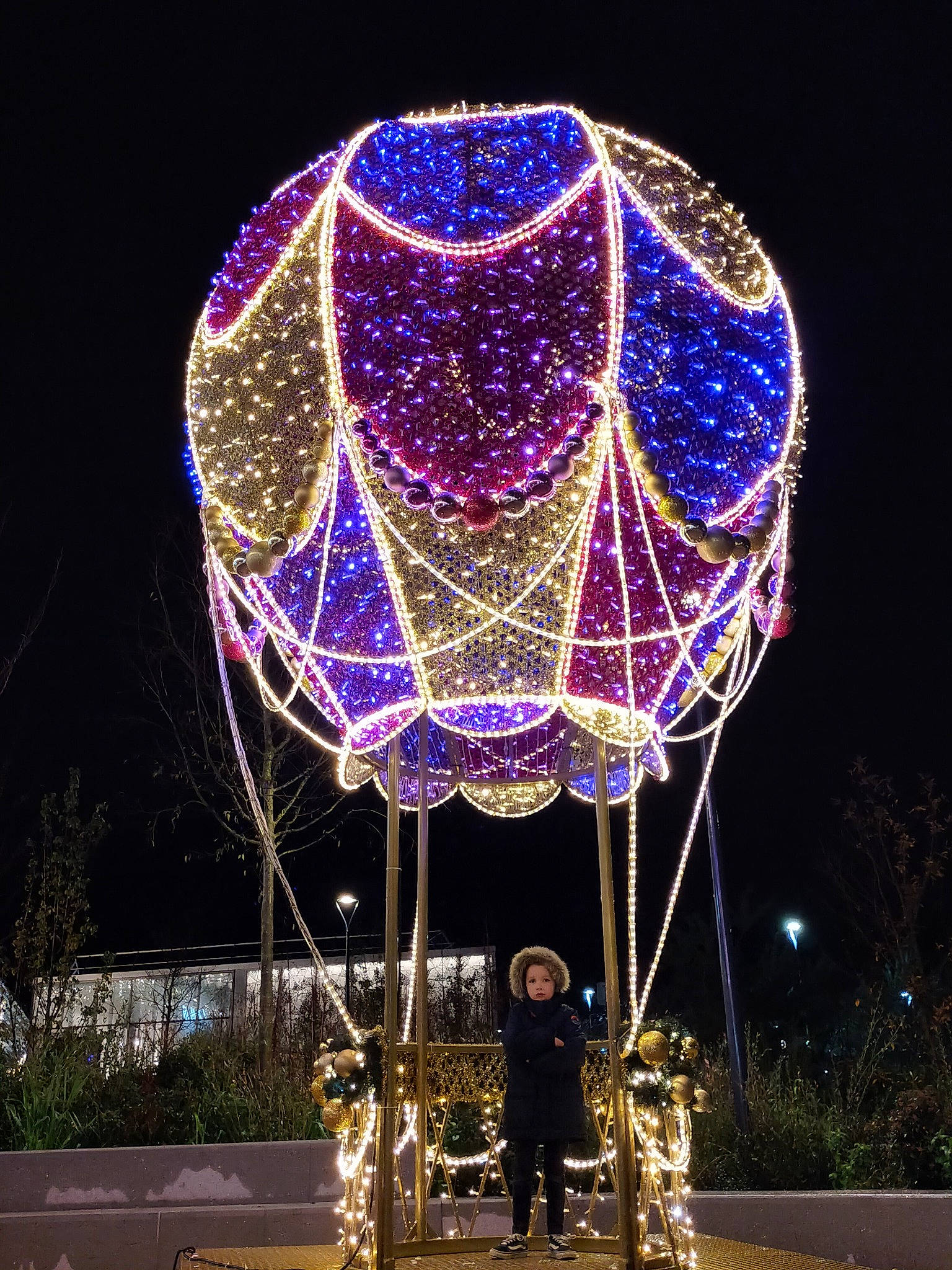 Enzo a rejoint le concours — aidez-le/la à gagner de superbes lots ! ball, circle, decoration, holiday, light, magenta, midnight, night, ornament, person, purple, sphere, violet, world