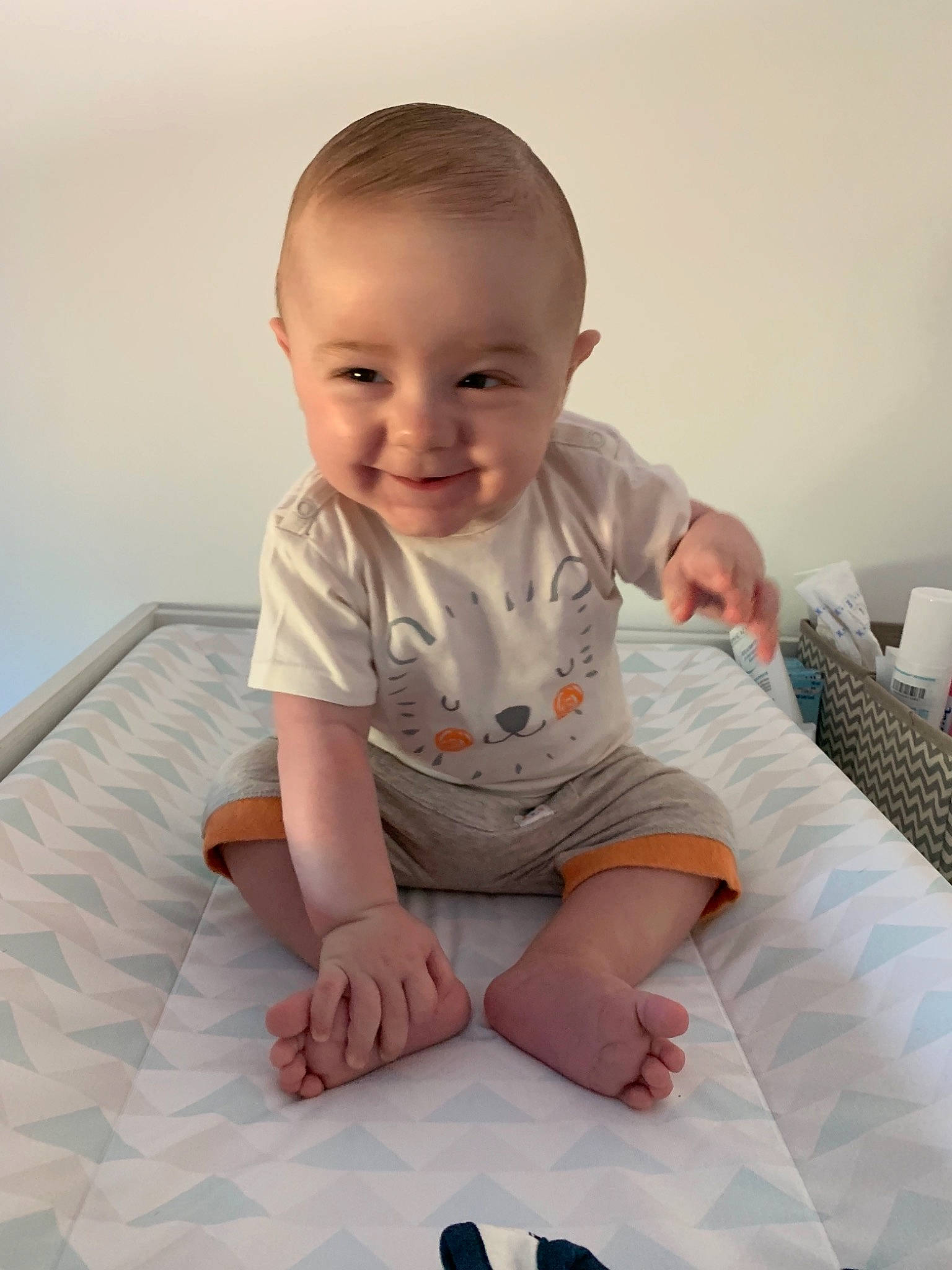 Loucas participe au concours pour gagner de l'argent avec cette photo : arm, baby, beauty, cheek, child, crawling, eye, face, finger, hand, head, joint, joy, leg, nose, person, product, sitting, skin, toddler