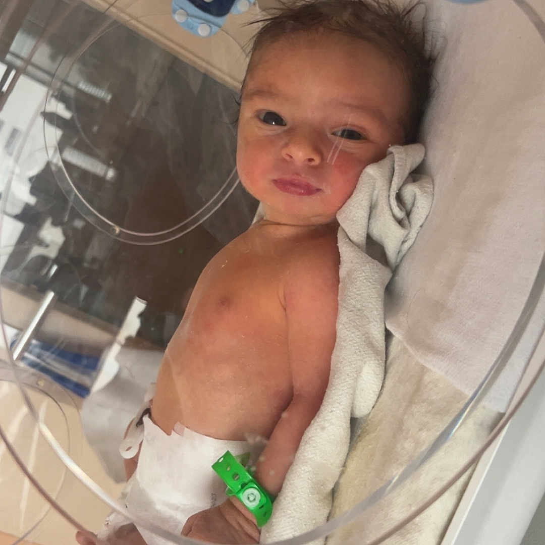 Nahyl participe au concours pour gagner de l'argent avec cette photo : baby, curious, cute, diaper, face, healthcare, hospital, hospital_bracelet, incubator, indoors, infant, lying_down, medical_equipment, newborn, patient, person, skin, small, towel, wrapping