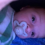 Nahyl a rejoint le concours — aidez-le/la à gagner de superbes lots ! baby, blanket, blue_background, child, close_up, cozy, cute, eyes, face, indoors, infant, lying_down, mouth, nose, pacifier, portrait, skin, sleeping, towel, young