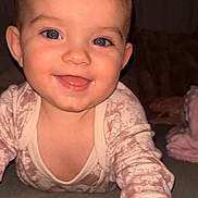 Lëannah a rejoint le concours — aidez-le/la à gagner de superbes lots ! baby, child, smiling, crawling, pacifier, toy, onesie, face, hands, blue_eyes, happy, infant, indoors, closeup, cute, skin, young_child, expression, human, portrait