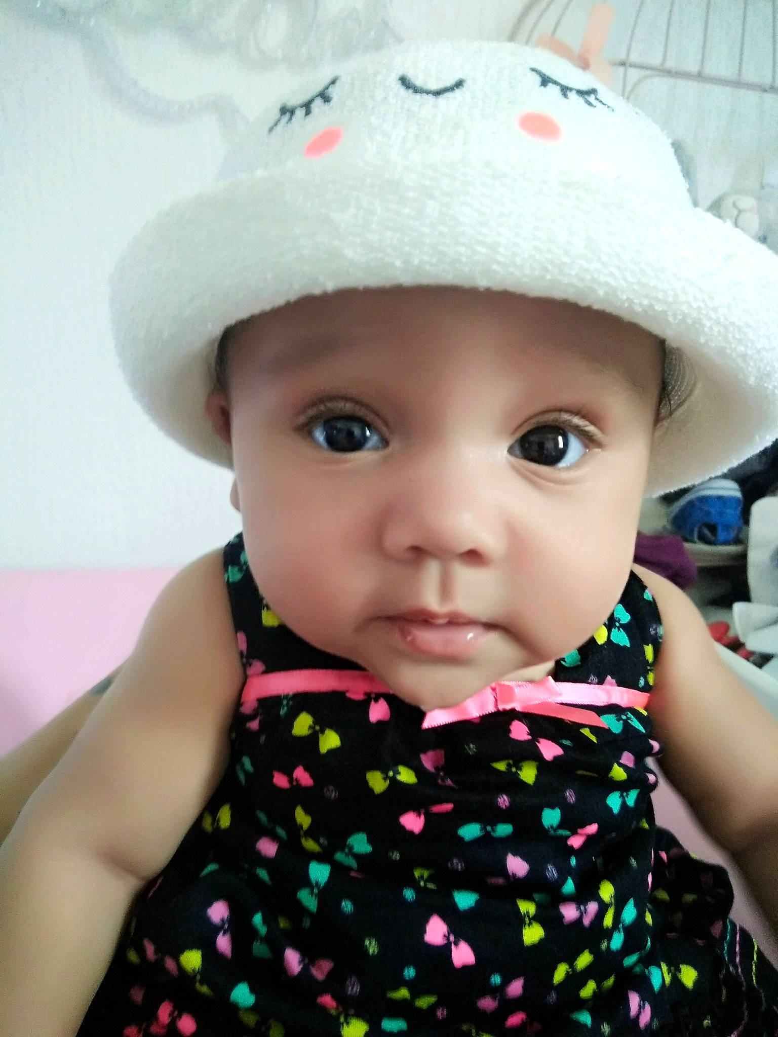 Alma participe au concours pour gagner de l'argent avec cette photo : baby, cap, cheek, child, clothing, costume_accessory, fashion_accessory, hat, headgear, headwear, lip, pattern, person, pink, sun_hat, toddler