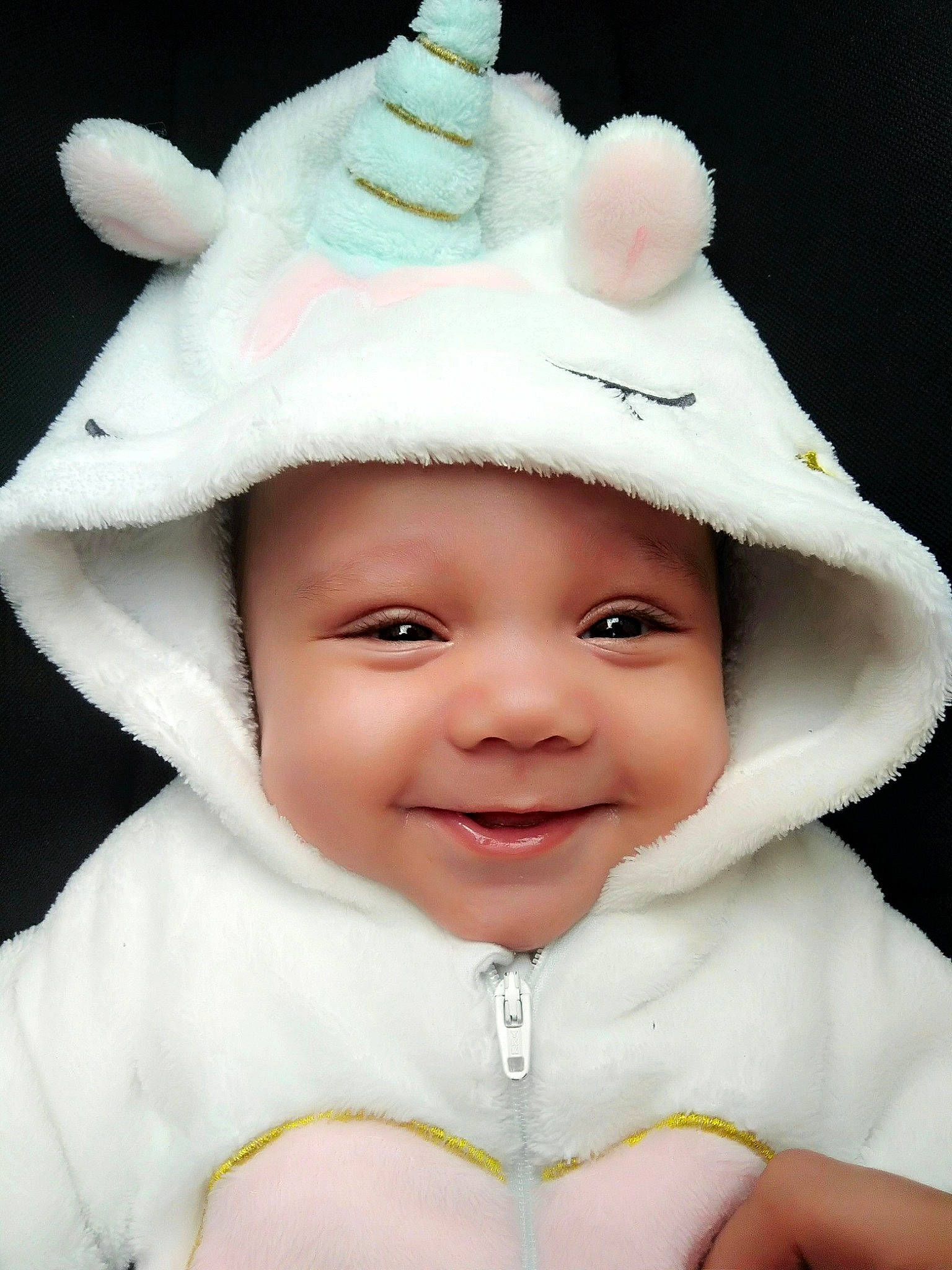 Alma participe au concours pour gagner de l'argent avec cette photo : baby, bonnet, child, costume_accessory, costume_hat, ear, hat, head, headgear, headwear, person, smile, toddler, white
