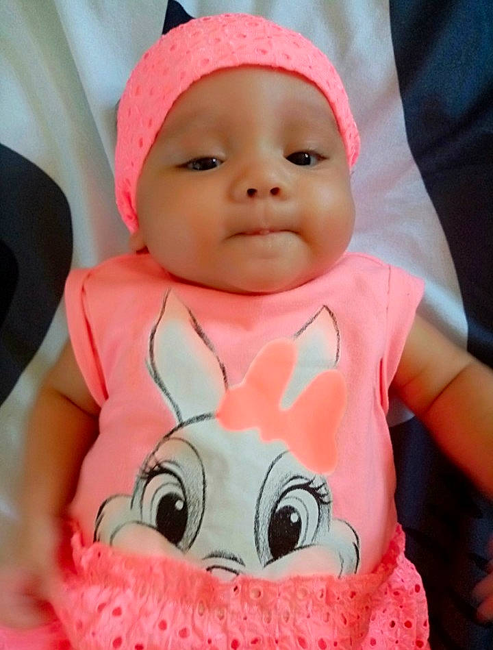 Alma participe au concours pour gagner de l'argent avec cette photo : baby, baby_toddler_clothing, cheek, child, ear, head, headgear, headwear, lip, person, pink, skin, smile, toddler